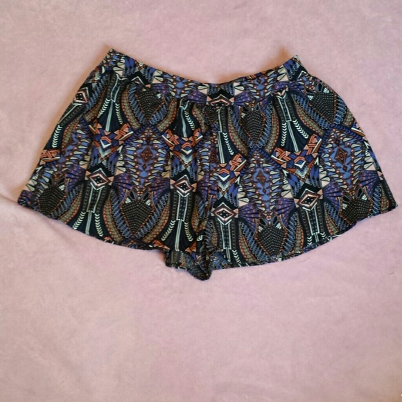 Forever 21 Pants - Forever 21 boho shorts size S